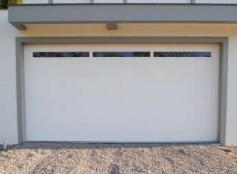 Porta de garagem em MDF ultra com vidros horizontais